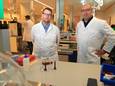 Jaap van Meeteren (links) en Robert Kapel (rechts) in het laboratorium in Apotheek A15.