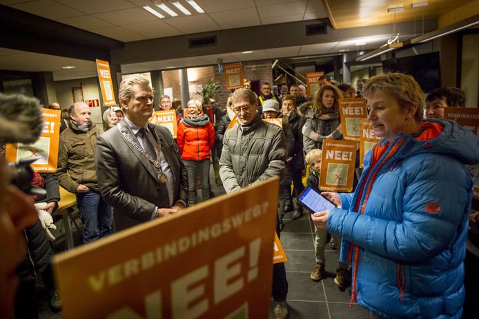 Een delegatie uit Zenderen overhandigt burgemeester Welten als voorzitter van de gemeenteraad de petitie.