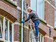 Monumentenwachter Patrick Daniëls inspecteert de gevel bij Bovendonk, een voormalig klooster in Hoeven.