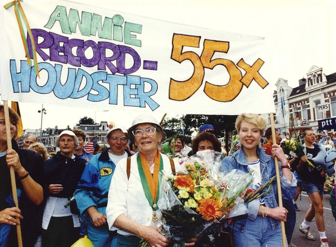 In 1991 loopt Annie Berkhout de Nijmeegse Vierdaagse voor de 55ste keer.