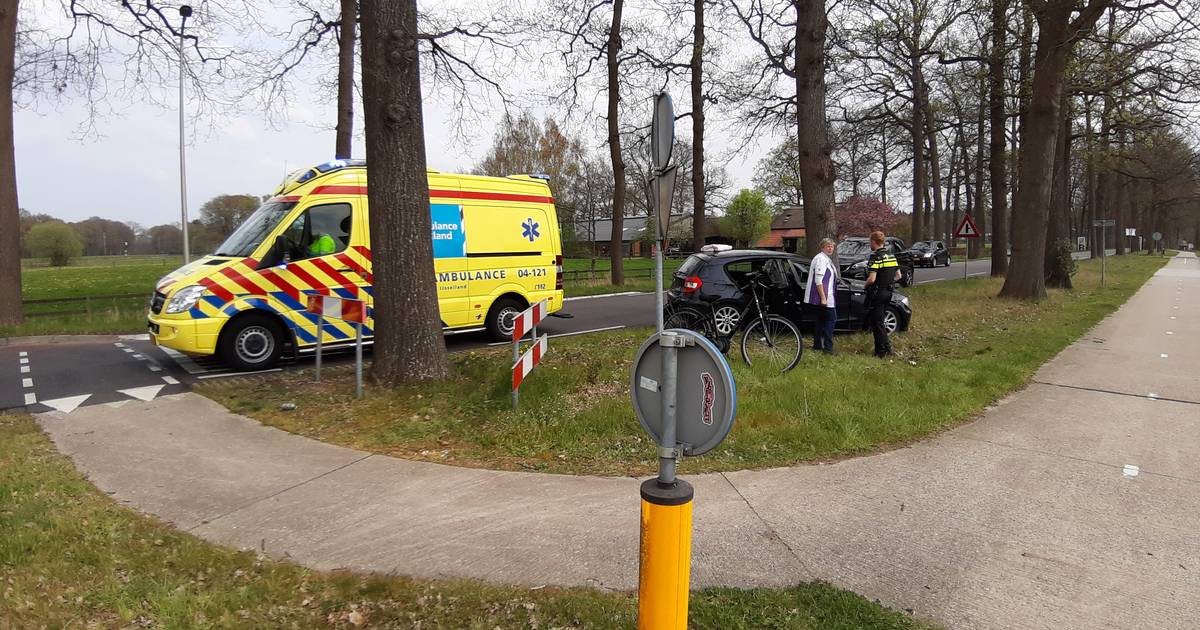 Fietser raakt in Dalfsen gewond bij aanrijding met auto.