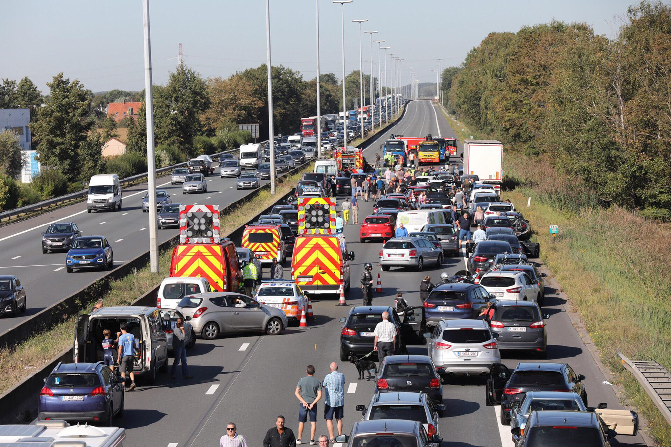E40 richting kust weer vrij na zwaar ongeval drie auto's uitgebrand