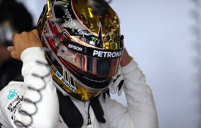 Hamilton met gouden helm en nummer 1