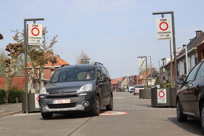 Dagelijks rijden tot 1.800 mensen zonder vergunning door de verkeersfilters in de Breedstraat en Lindenstraat