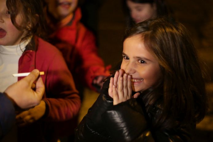 Ines (8) krijgt een sigaret van haar vader.