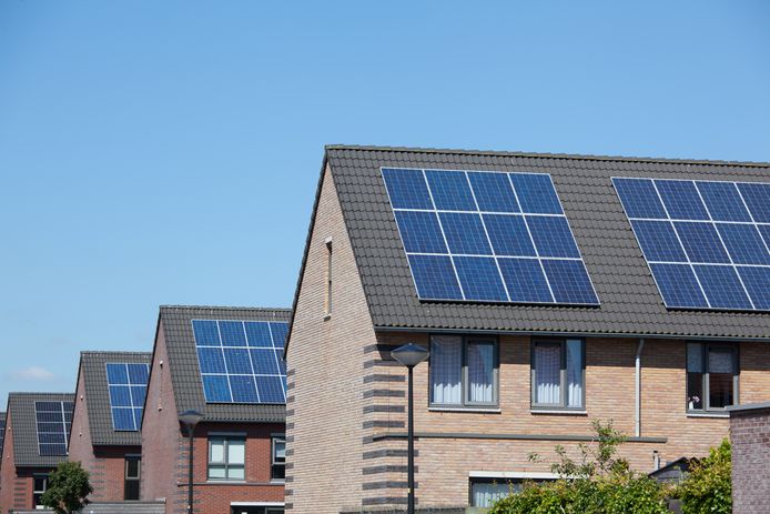 Het aantal huizen met zonnepanelen op het dak groeit veel sneller dat het elektriciteitsnetwerk op sommige plekken aankan.