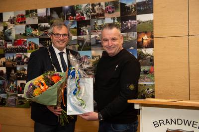Neder-Betuwe Speld voor brandweerman Peter en burgemeester Renkum bezoekt Dorenweerd College