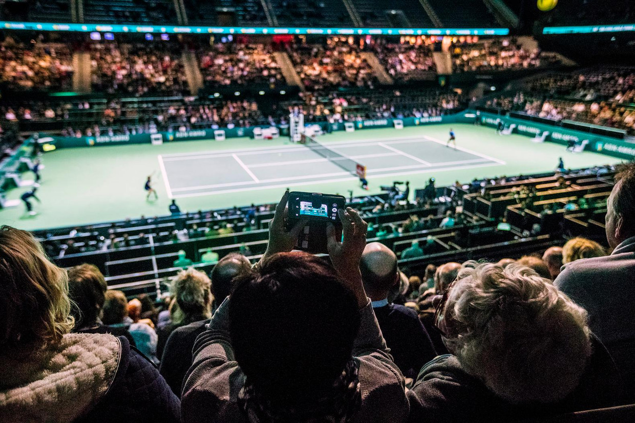 Toeschouwers volgende de wedstrijd van Robin Haase tegen David Goffin Beeld Jiri Buller