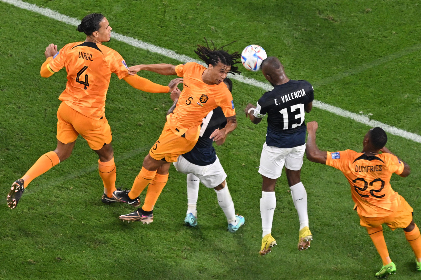 Virgil van Dijk en Nathan Aké in duel met Enner Valencia.