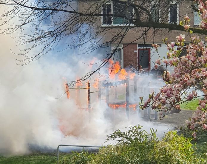 De speeltuin aan het Cimbaalhof in Etten-Leur gaat in vlammen op.