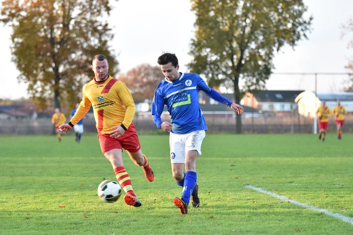 VVR-speler Tijn Bruijns (rechts) schiet de bal buiten voordat Schijf-invaller Ardin van Nijnatten gevaarlijk kan worden.
