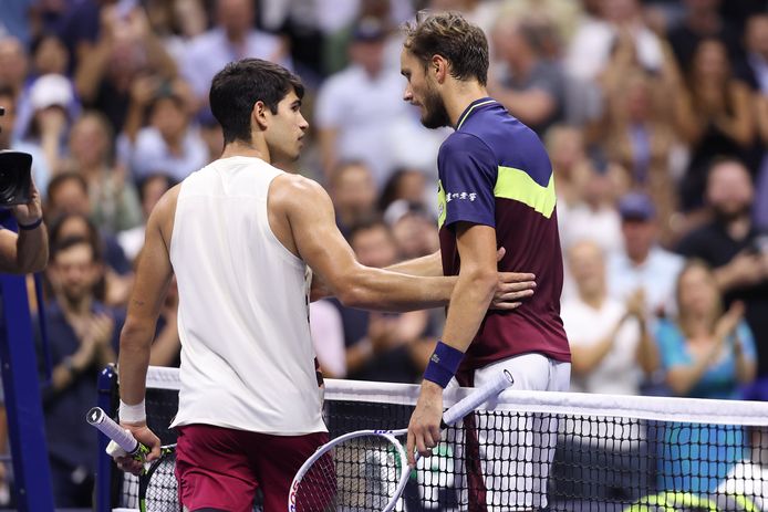 Wimbledon-winnaar Alcaraz niet opgewassen tegen Medvedev in New York.