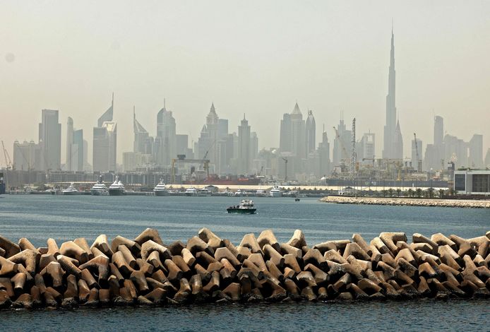 Zicht op Dubai met enkele luxejachten in de haven.
