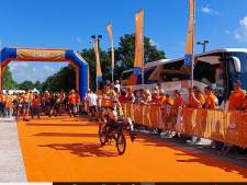 Tranen biggelen over wangen van Monique (36) als top Mont Ventoux in zicht komt: ‘Die ziekte moet de wereld uit’