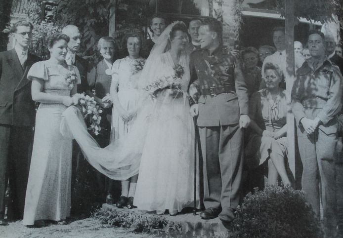 De bruiloft van doktersdochter Ada van Westendorp en Canadees militair Bill Murphy in Moordrecht, september 1945.