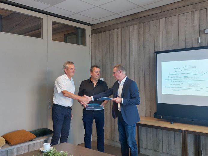 John Groen (rechts) , voorzitter van dorpsraad Vorstenbosch overhandigt het eindrapport van de 'Vorstenbosch sessies' aan wethouders Edwin Daandels (midden) en Rien Wijdeven