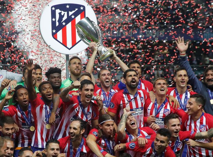 Atlético Madrid haalde het in de Madrileense clash met 2-4 en pakt zijn derde Europese Supercup.