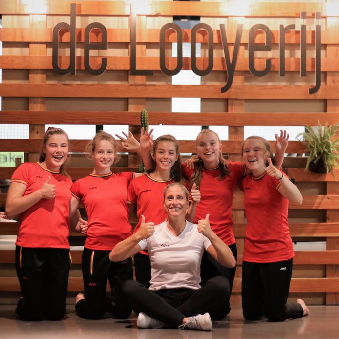 Trainster Natalie De Neef met de Aalsterse tumblers.