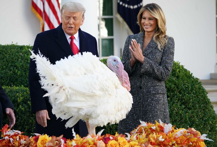 President Donald Trump verleent gratie aan kalkoen Corn, terwijl first lady Melania toekijkt.