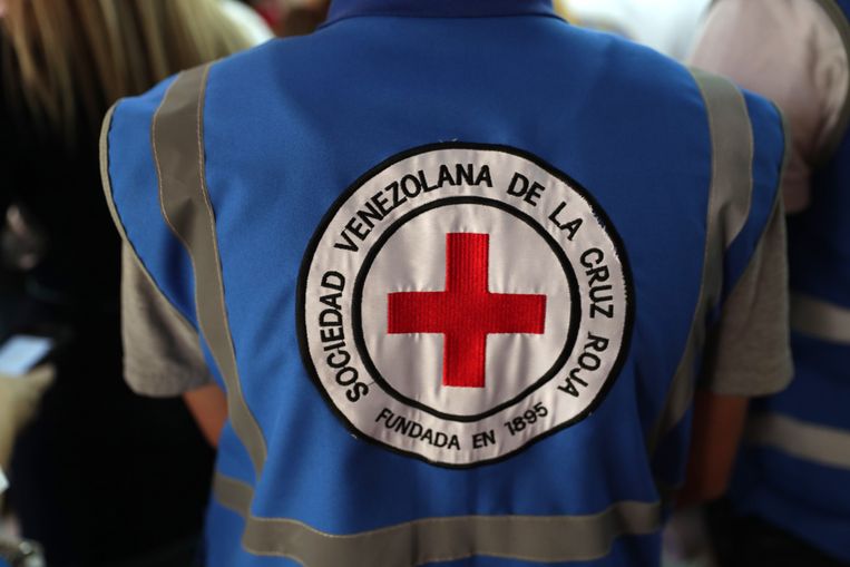 Een lid van het Venezolaanse Rode Kruis in Caracas.  Beeld EPA