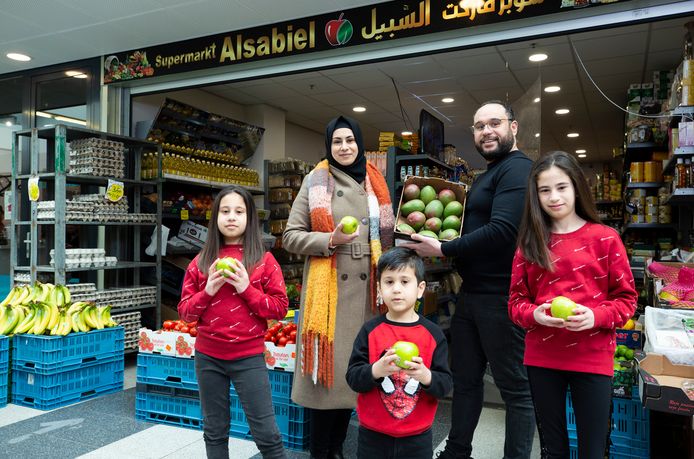 Syrisch gezin runt succesvolle supermarkt in Meerzicht: 'Wij voelen ons  thuis in Zoetermeer' | Zoetermeer | AD.nl
