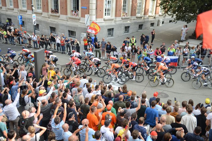 Het publiek stond rijendik de wielrenners aan te moedigen in Leuven.