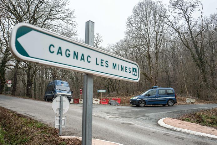 Des véhicules de gendarmes français bloquent une route menant à une ferme abandonnée où se déroulent des fouilles pour retrouver le corps de Delphine Jubillar, une femme qui a été portée disparue par son mari le 15 décembre 2020, à Cagnac-les-Mines le 18 janvier 2022.