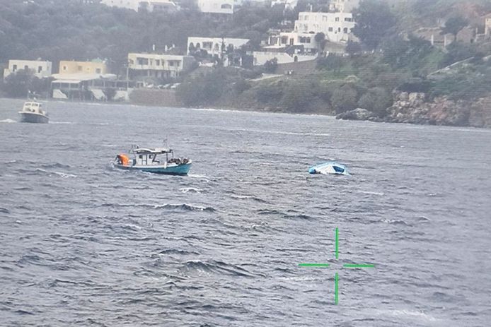 Een vissersboot ontdekte de half gezonken opblaasbare boot in de buurt van het Griekse eiland Leros.