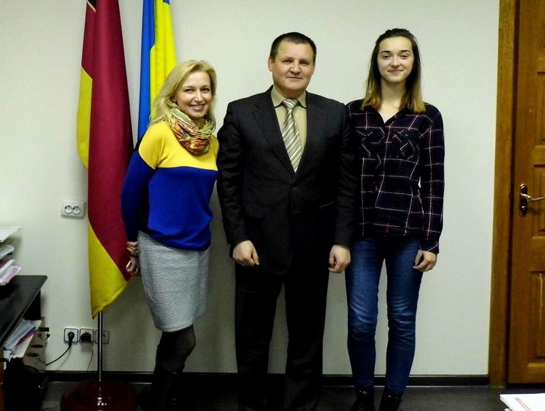 V.l.n.r. Aryna Starovojtova van het regionale ontwikkelingsbedrijf, burgemeester van Slavoetitsj Joeri Fomitsjev en scholiere Polina Skrinnikova (16). Beeld Michiel Driebergen