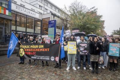 “Paysage, ça dégage”: une cinquantaine de manifestants à l’ULB pour un refinancement de l’enseignement supérieur