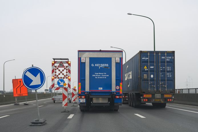 Werken aan de viaduct van Merksem richting Nederland, waar ze de brugvoegen herstellen.