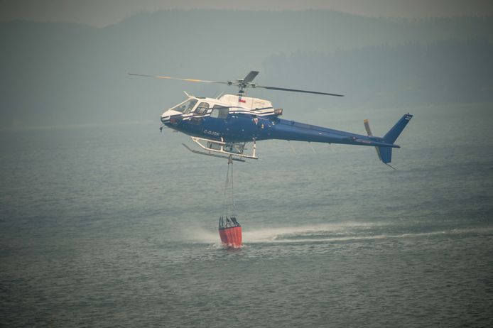 Een blushelikopter haalt water uit de zee om daarna door te vliegen naar Llico waar de bosbranden woeden. De bosbranden hebben volgens de Chileense National Forestry Corporation tot nu toe  238.000 hectare bos vernield.