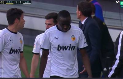 Spelers Valencia stappen van het veld na racistische uitspraak richting Diakhaby, wedstrijd na kwartier hervat