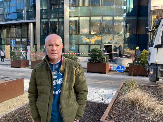 Hendrik Duenk (56) voor zijn beschadigde woning in een appartementsgebouw in Brussel.