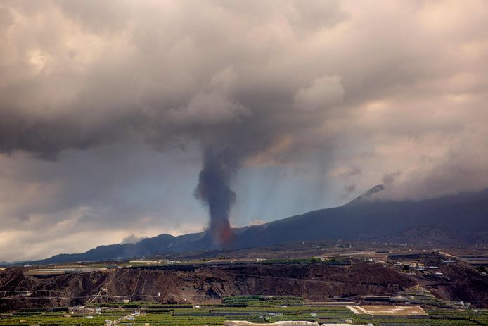 Il vulcano è ancora attivo, con una nube di cenere e gas alta fino a 4.500 metri.