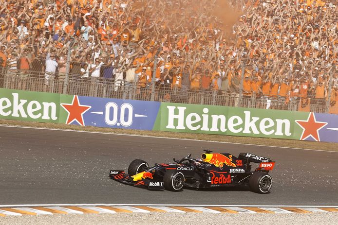 Een oranjezee aan fans juicht voor Max Verstappen.