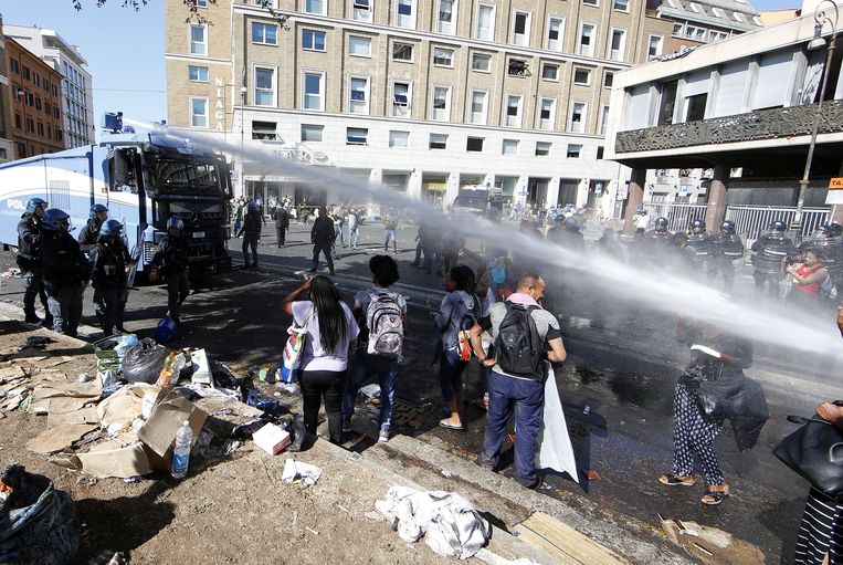 Italiaanse politie gebruikt een waterkanon om de mensen van het plein te verwijderen. Beeld REUTERS