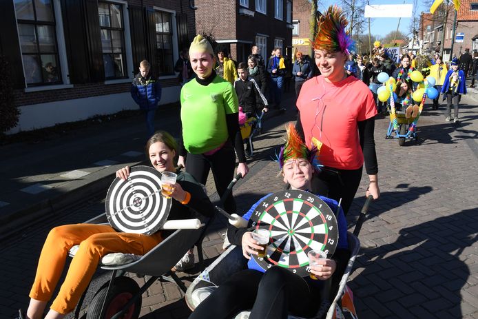 In de roos. De twee jeugdkoppels links het dartkoppel Ans van Gerwen en rechts het dartkoppel Peter Wright
