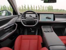 Deze elektrische auto kost nog geen 50 mille maar heeft wel vleugeldeuren