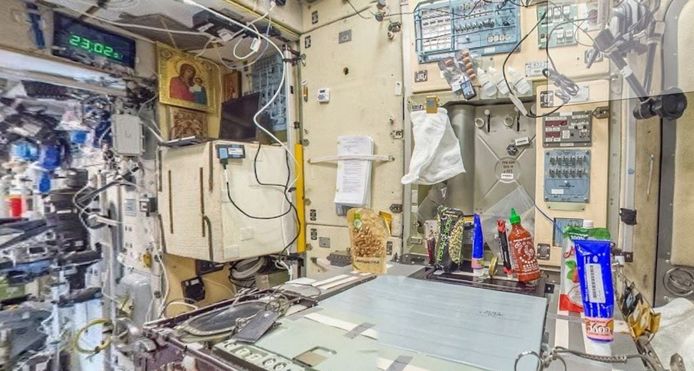 De keuken in ISS, inclusief pistachenootjes, paté en Sriracha-saus.