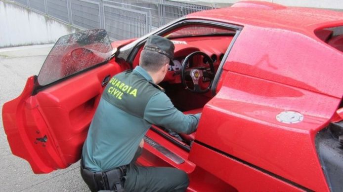 Archiefbeeld van de Guardia Civil bij een Ferrari.