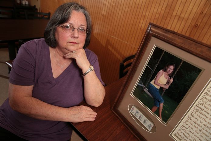 Leesa's moeder Wanda Farris met een foto van haar overleden dochter.