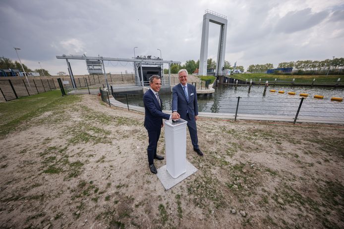 Minister Mark Harbers (links) en Deltacommissaris Peter Glas openen de waterinlaat naast sluis de Roode Vaart nabij Moerdijk. De inlaat bezorgt de regio aanmerkelijk meer zoet water in een tijd dat droogte een steeds groter probleem vormt.