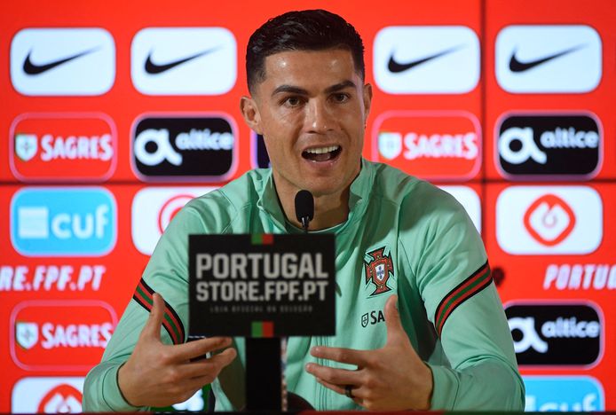 Cristiano Ronaldo tijdens de persconferentie voor het duel met Noord-Macedonië.