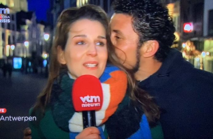 Reporter Evelyne Boone werd tijdens de uitzending plots op de wang gekust door een onbekende man.