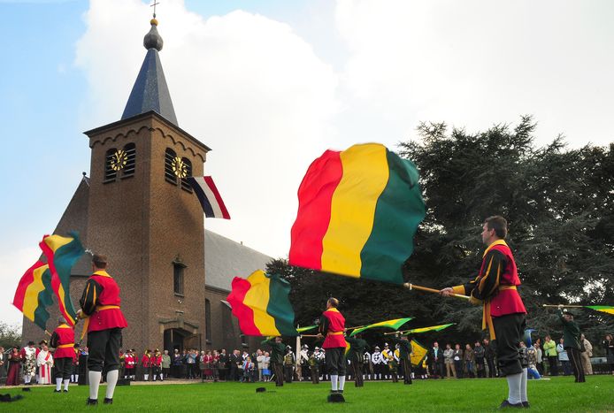 Vendelhulde van de vendeliers van het St. Damianusgilde uit Niftrik. Het gilde is ook bij de oogstdankmis.
