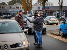 Op straat in Staphorst steunen ze gewelddadig verhinderen Zwarte Piet-protest: ‘Wat hebben zij daar te zoeken?’