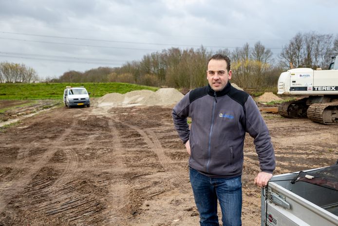 Ruben Hofman (35) van Bouwbedrijf Hofman uit Wierden zet na 15 jaar een grote stap. Ze gaan een enorme bedrijfshal bouwen.