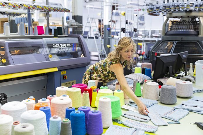 Ontwerper Carole Baijings aan het werk in het TextielLab in het TextielMuseum.