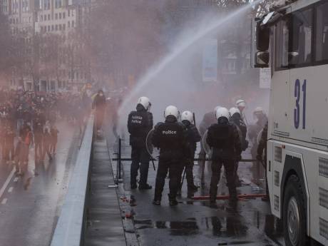35.000 personnes marchent dans Bruxelles contre les mesures sanitaires: la police sort les canons à eau face aux débordements, une quarantaine d'arrestations